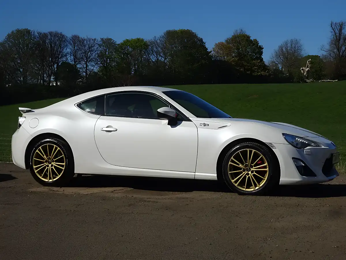 Used 2015 Toyota GT86 White - Interior and Exterior details 16