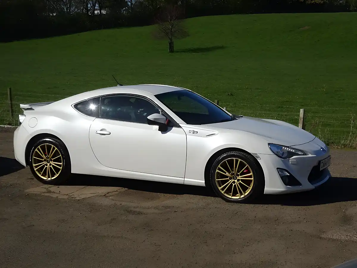 Used 2015 Toyota GT86 White - Interior and Exterior details 17
