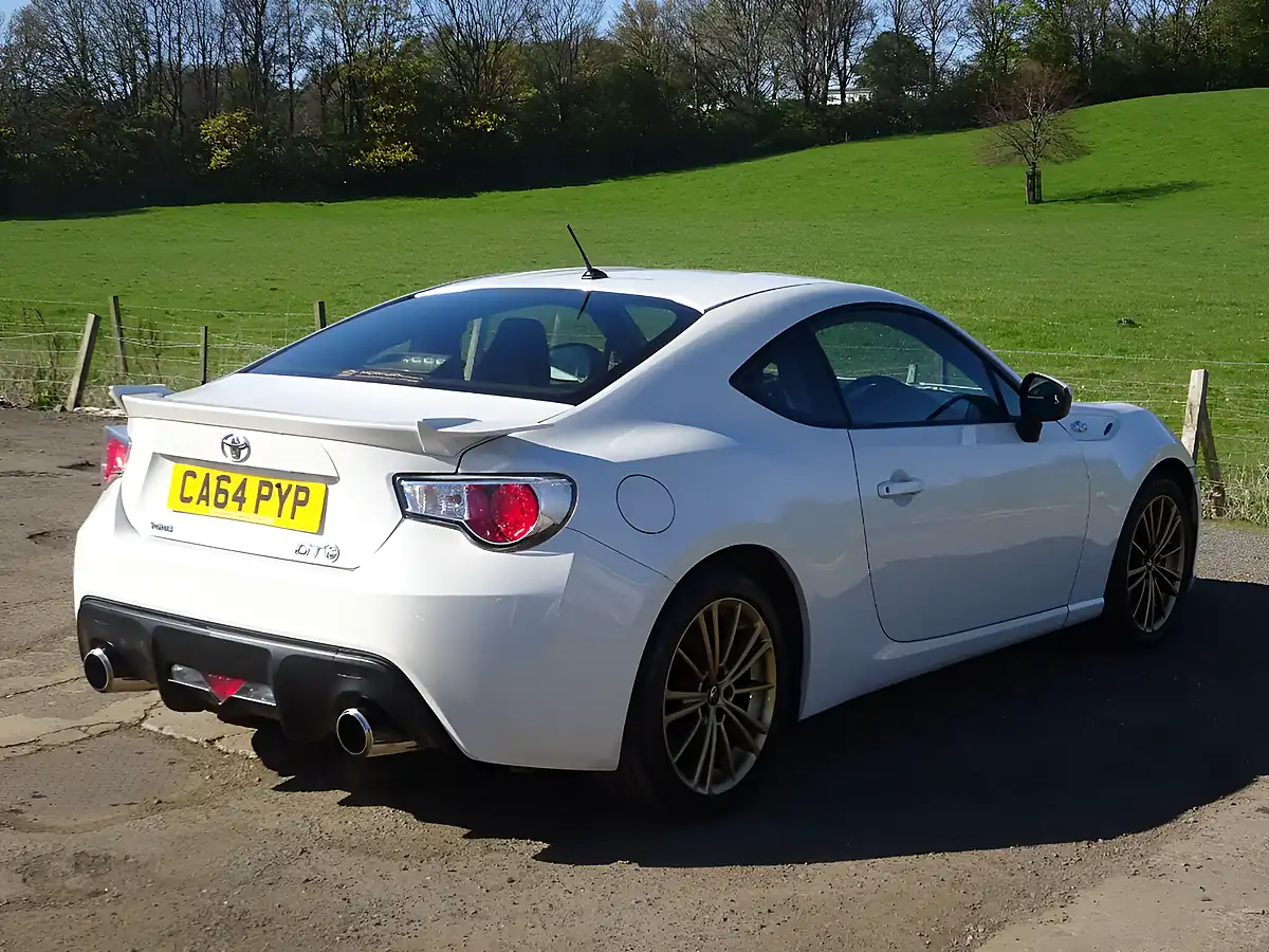 Used 2015 Toyota GT86 White - Interior and Exterior details 18