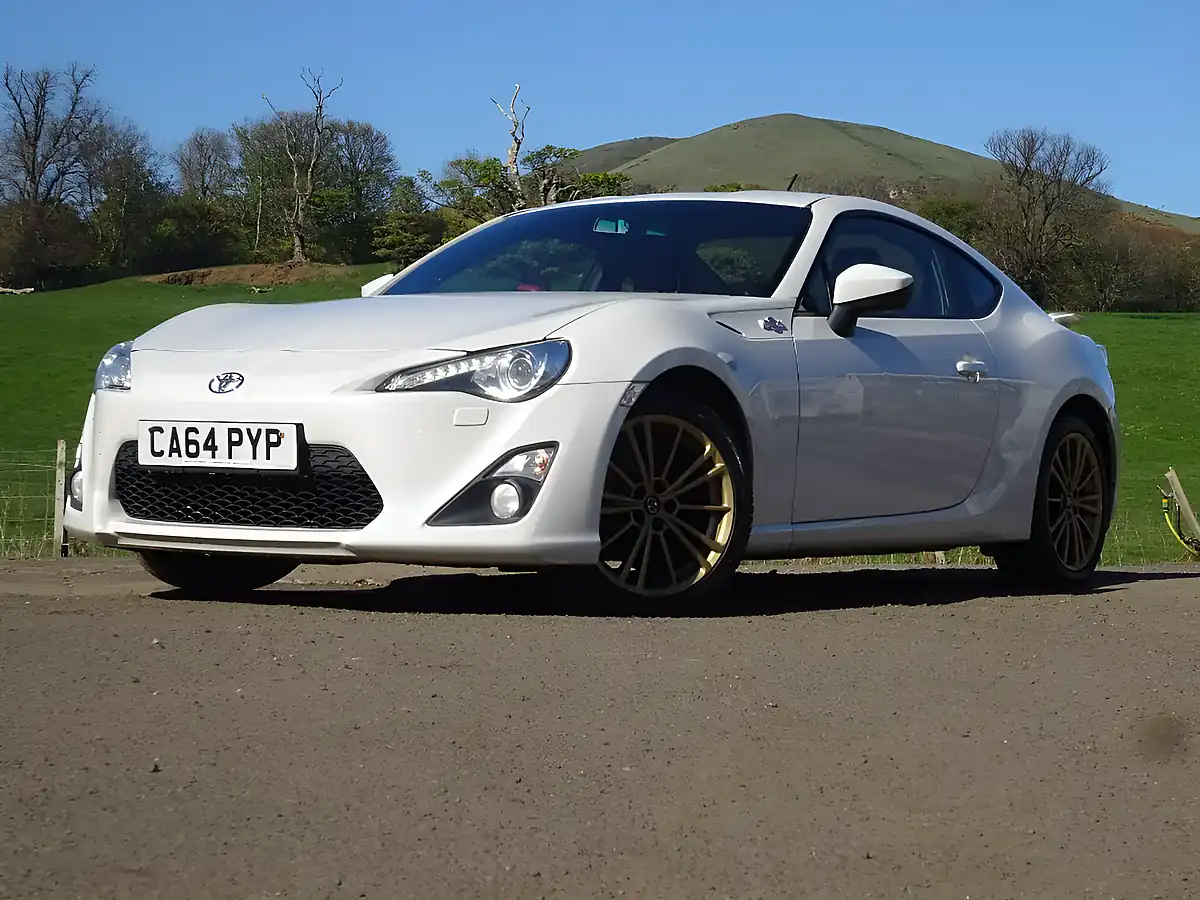 Used 2015 Toyota GT86 White - Interior and Exterior details 3