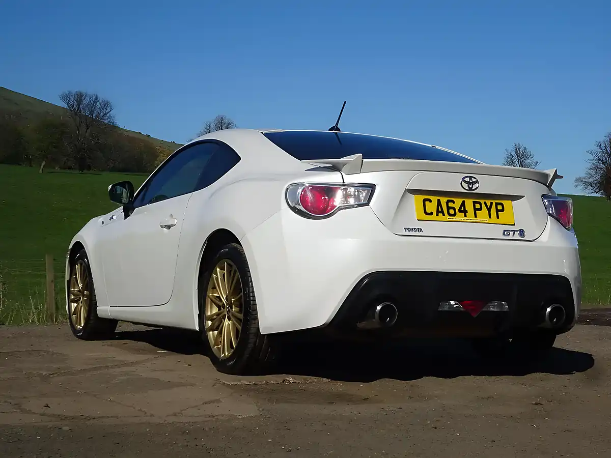 Used 2015 Toyota GT86 White - Interior and Exterior details 4