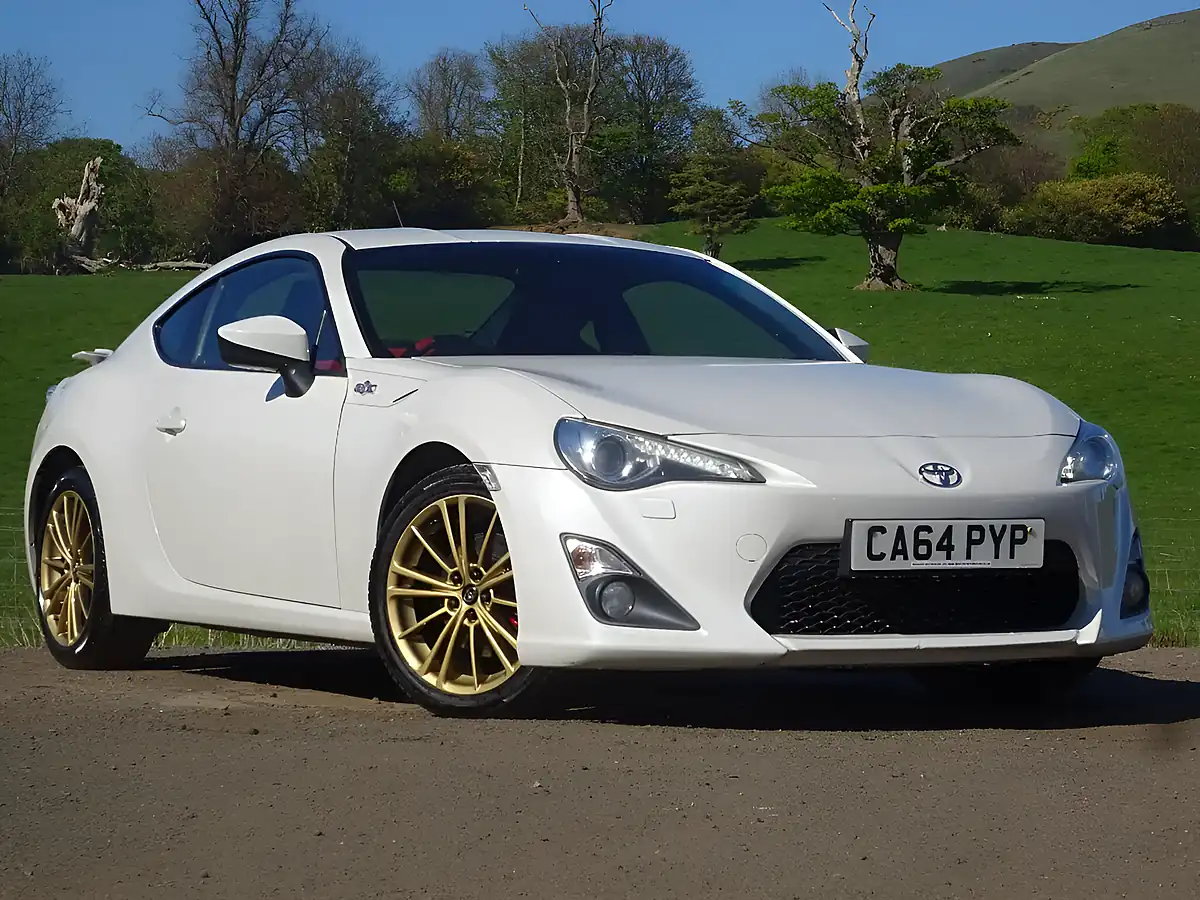 Used 2015 Toyota GT86 White - Interior and Exterior details 6