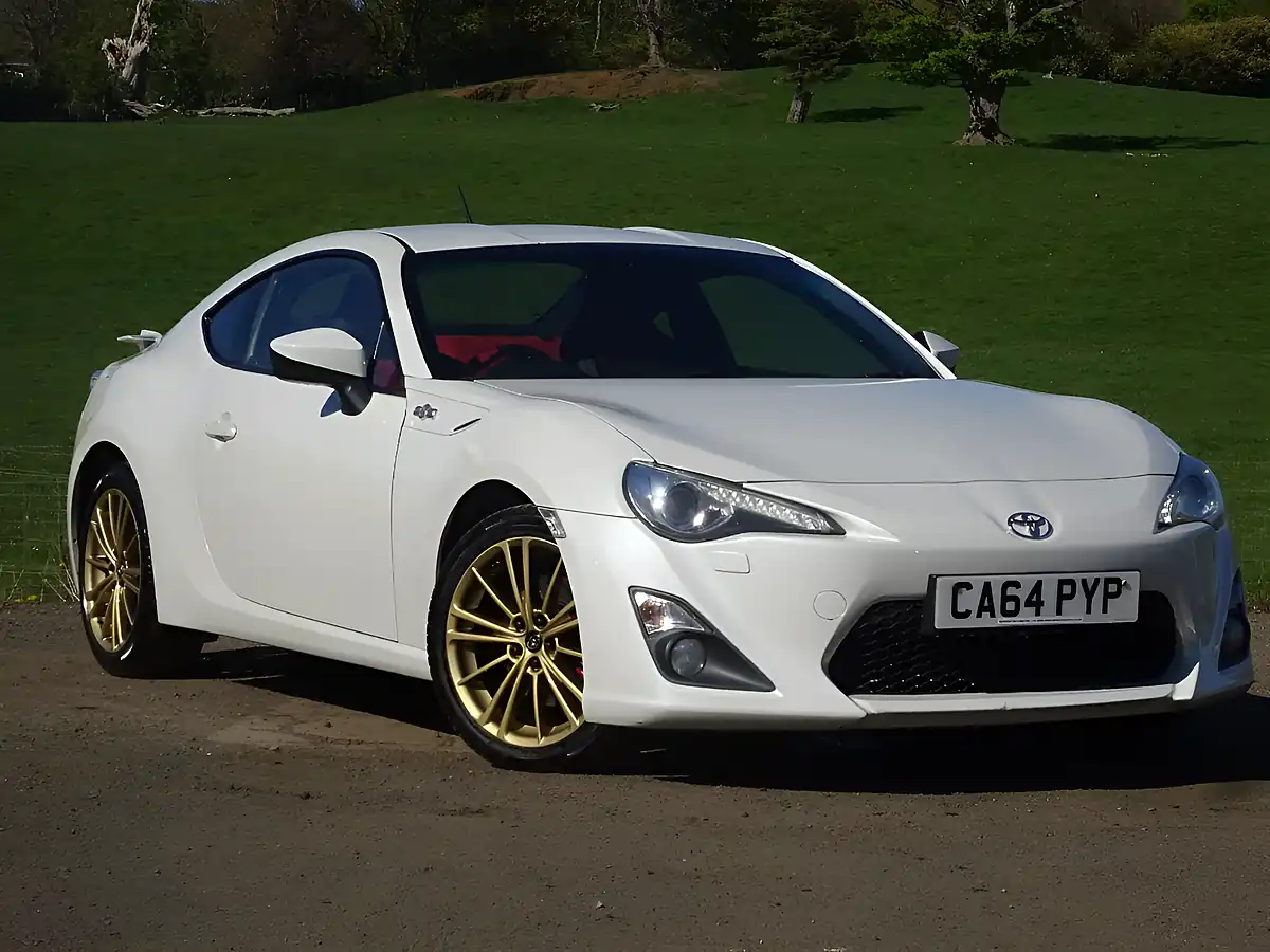 Used 2015 Toyota GT86 White - Interior and Exterior details 7