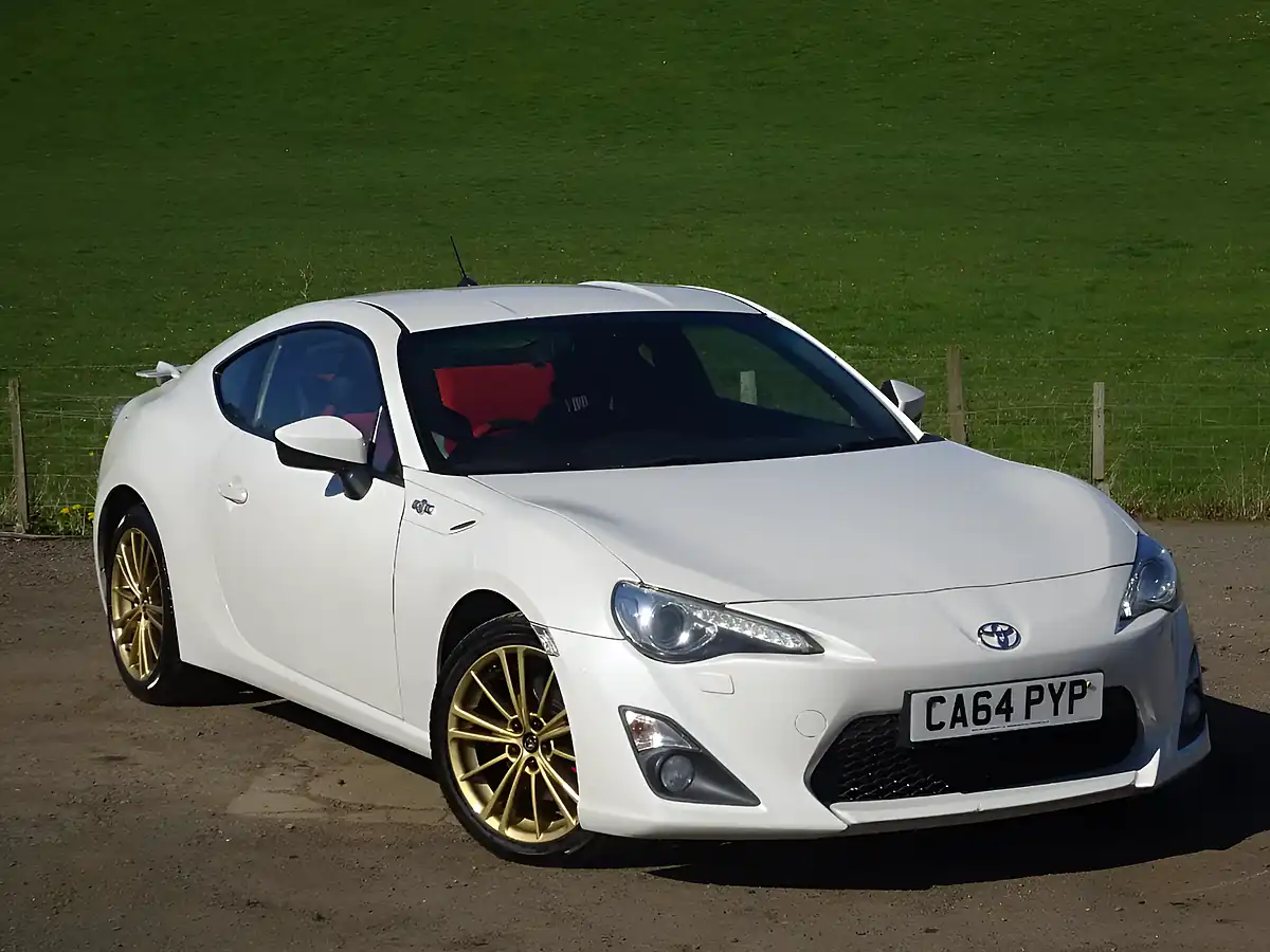 Used 2015 Toyota GT86 White - Interior and Exterior details 9