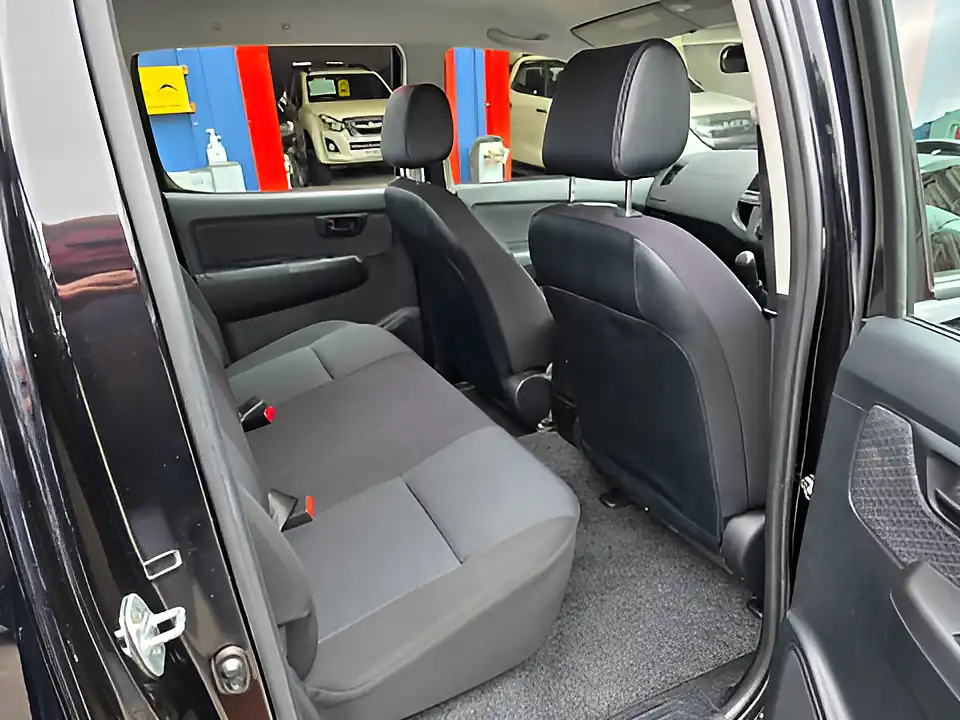 Used 2015 Toyota Hilux Active 4X4 Dcb Black - Interior and Exterior details 14