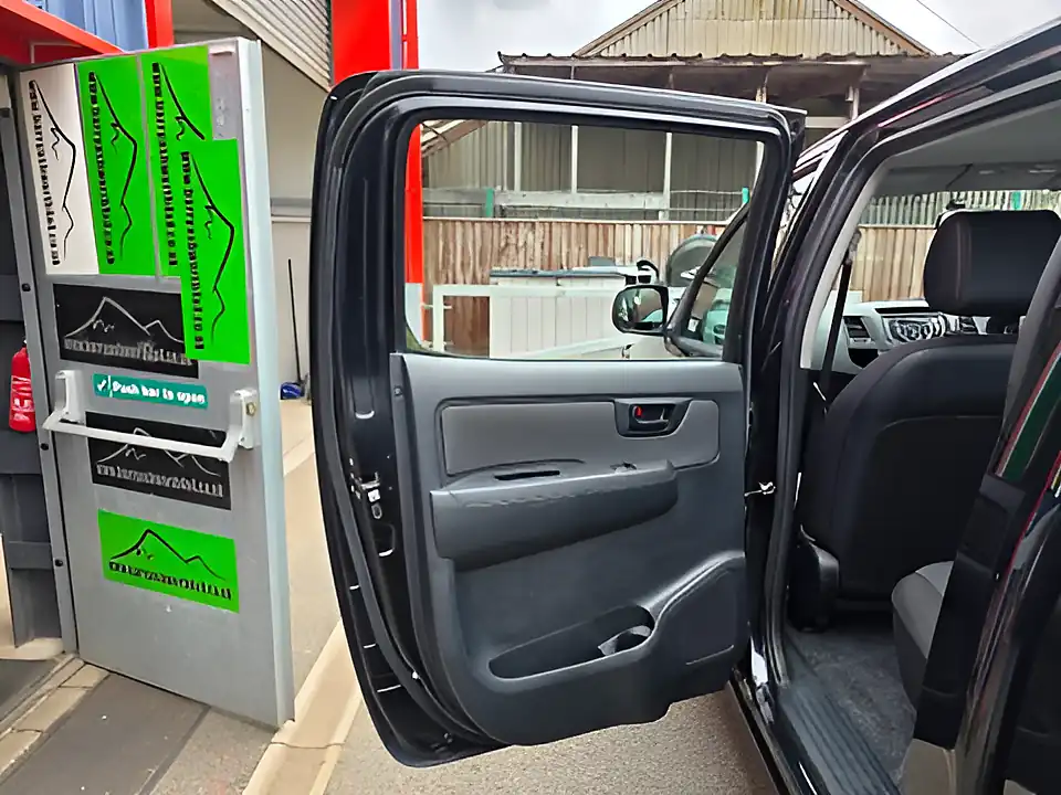 Used 2015 Toyota Hilux Active 4X4 Dcb Black - Interior and Exterior details 18