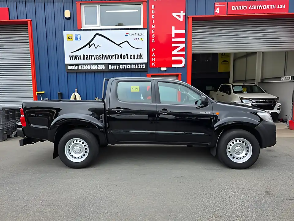 Used 2015 Toyota Hilux Active 4X4 Dcb Black - Interior and Exterior details 4