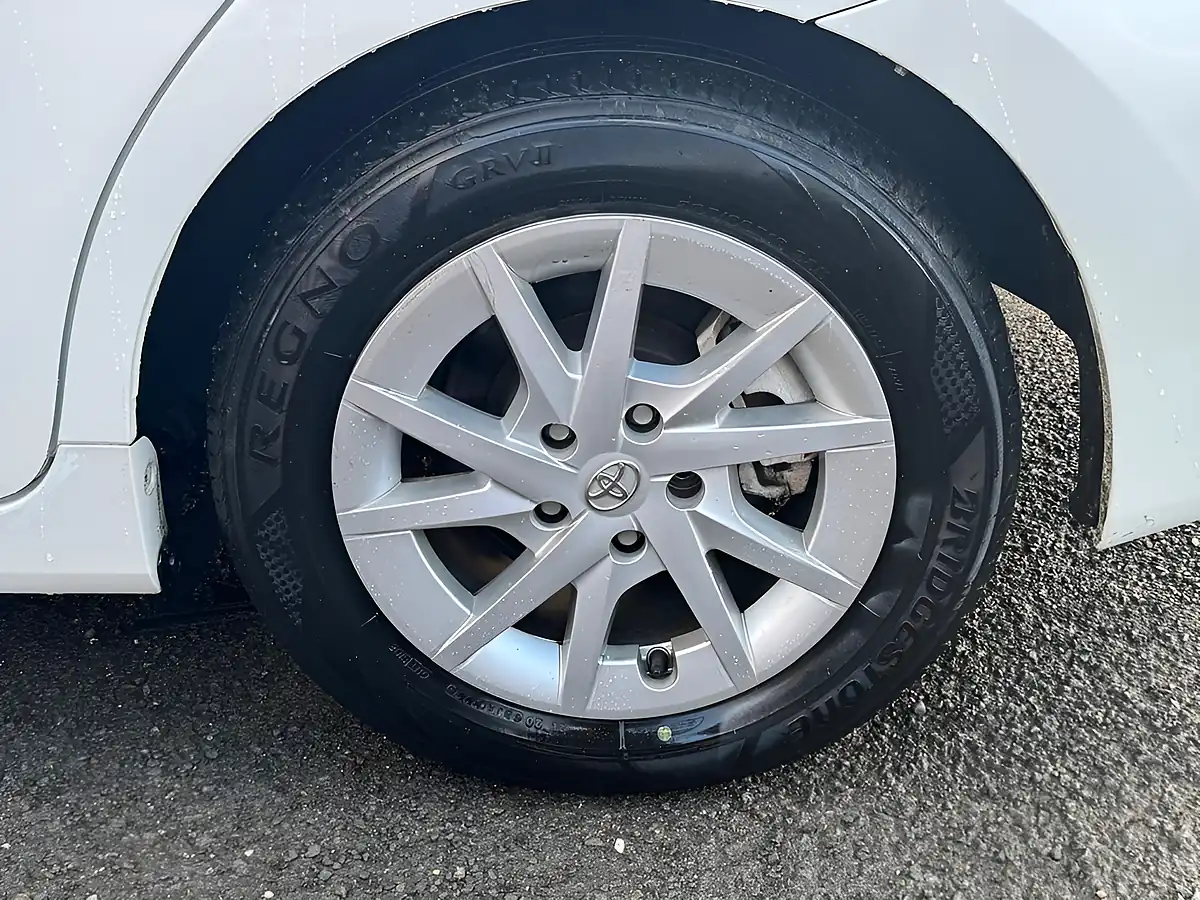 Used 2015 Toyota Prius Plus White - Interior and Exterior details 10