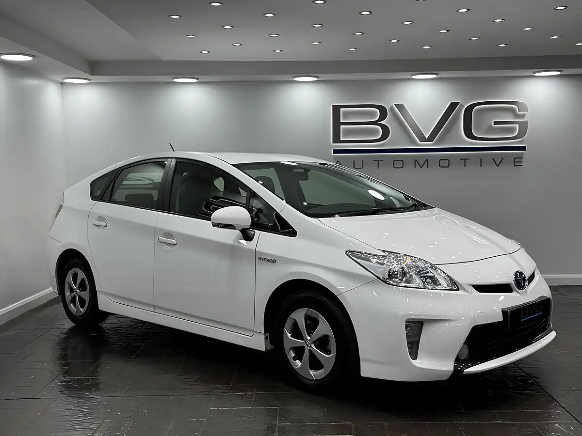 Used 2015 Toyota Prius T3 White - Front View