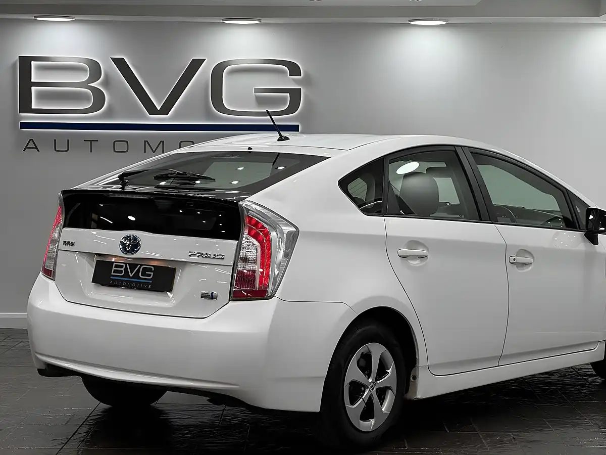 Used 2015 Toyota Prius T3 White - Interior and Exterior details 11
