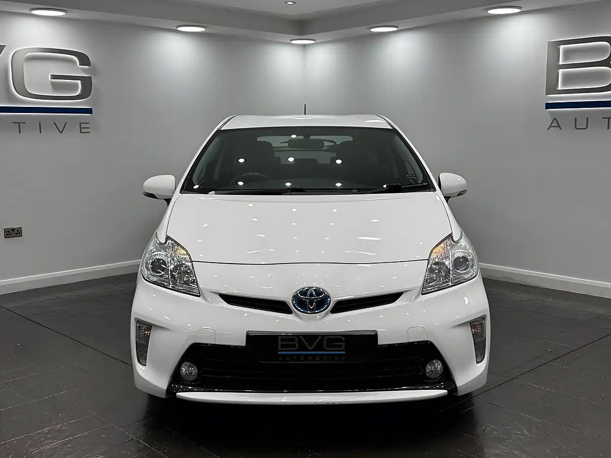 Used 2015 Toyota Prius T3 White - Interior and Exterior details 4