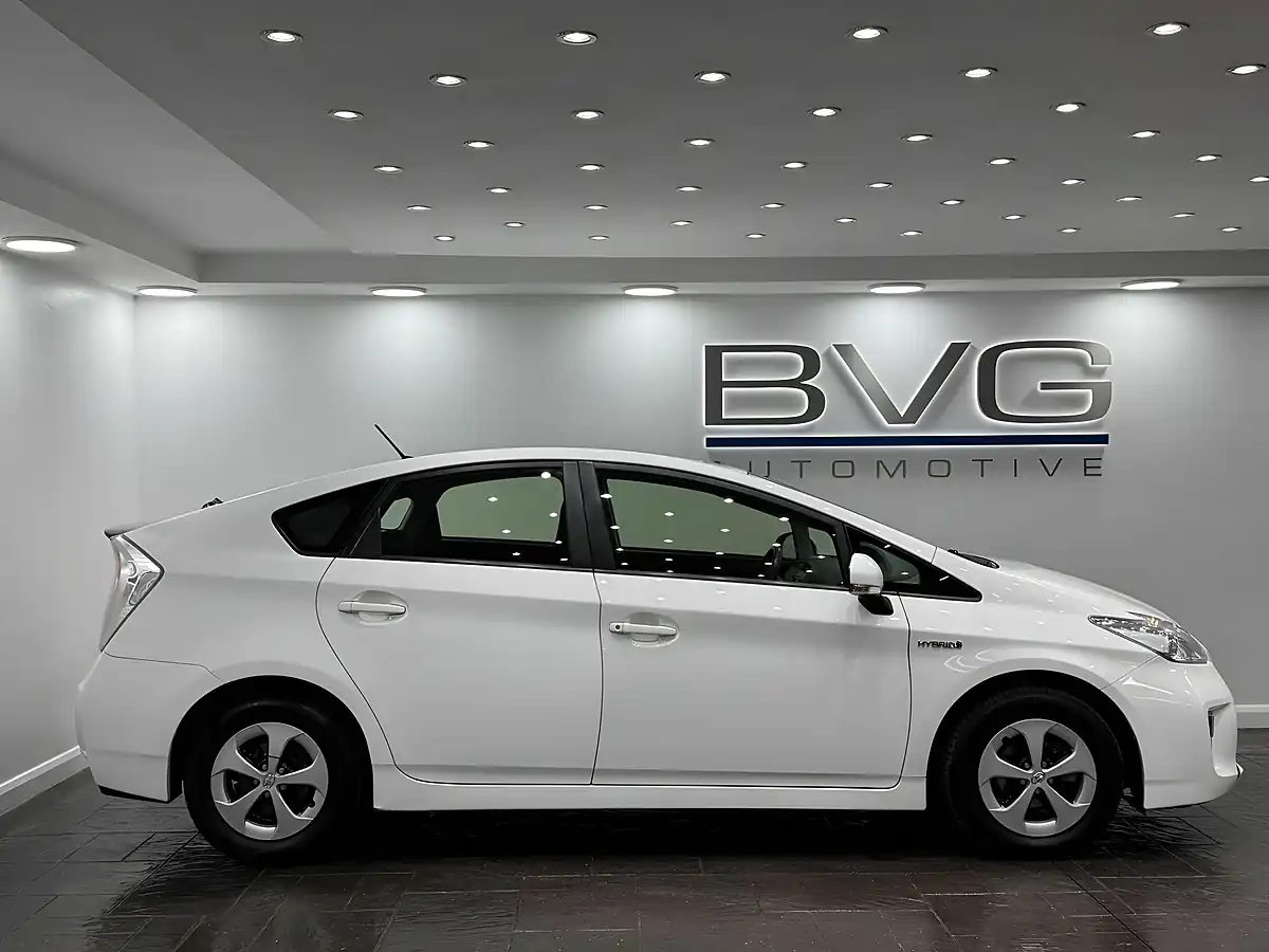 Used 2015 Toyota Prius T3 White - Interior and Exterior details 7