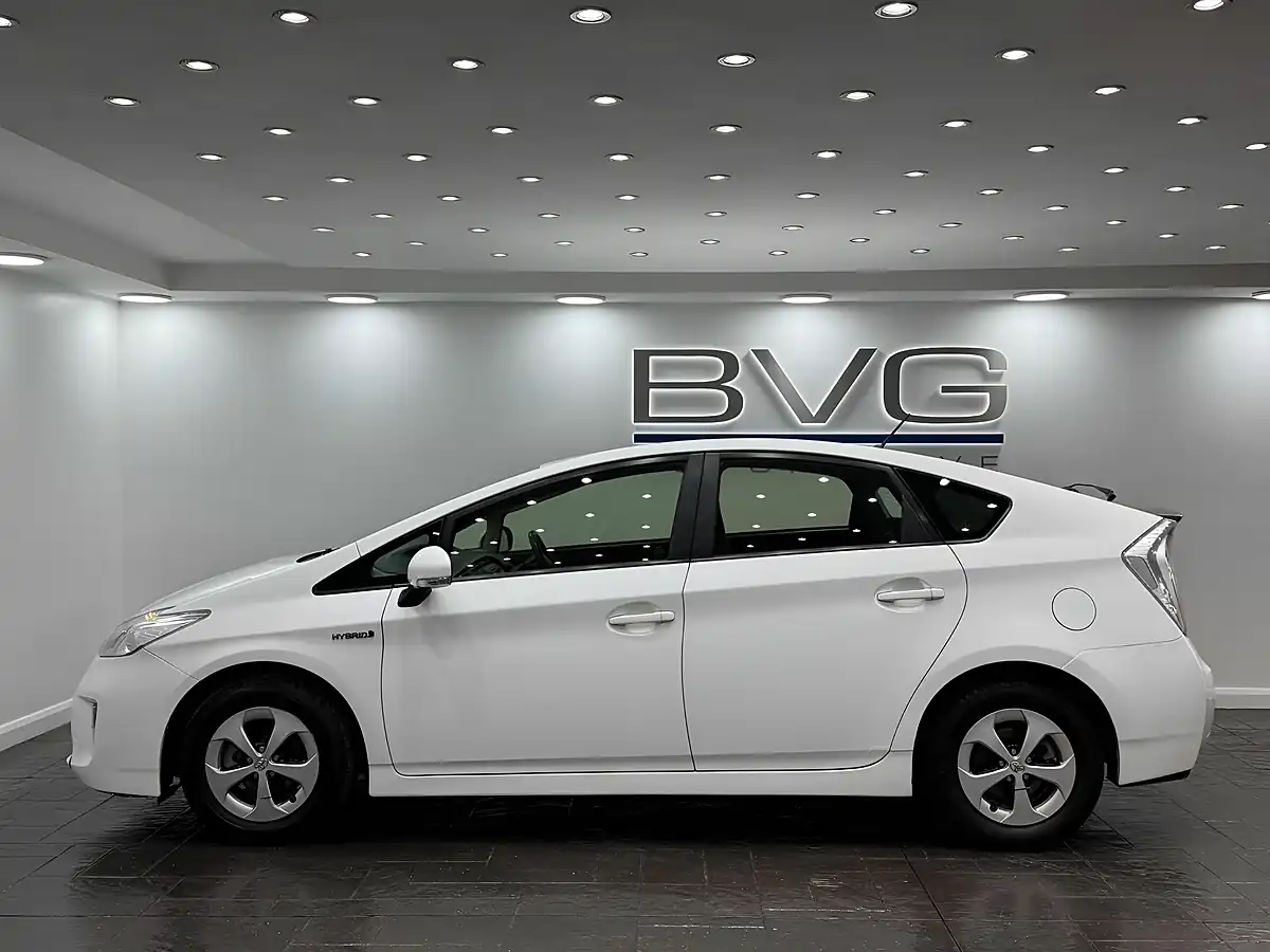 Used 2015 Toyota Prius T3 White - Interior and Exterior details 8