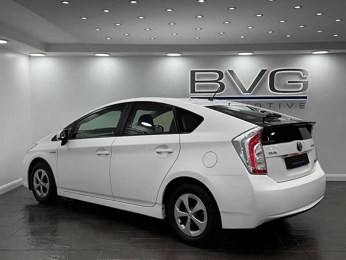 Used 2015 Toyota Prius T3 White - Interior and Exterior details 9