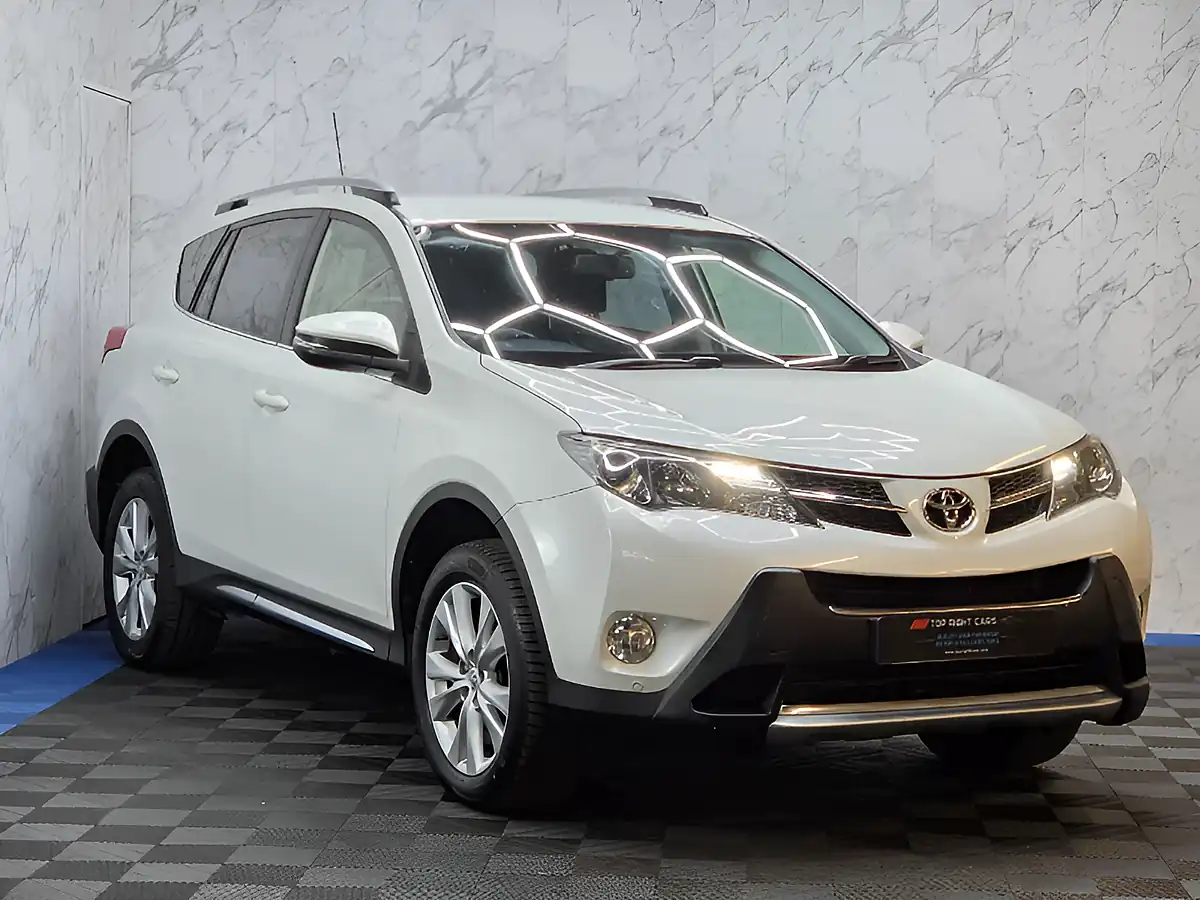 Used 2015 Toyota RAV4 Invincible White - Front View