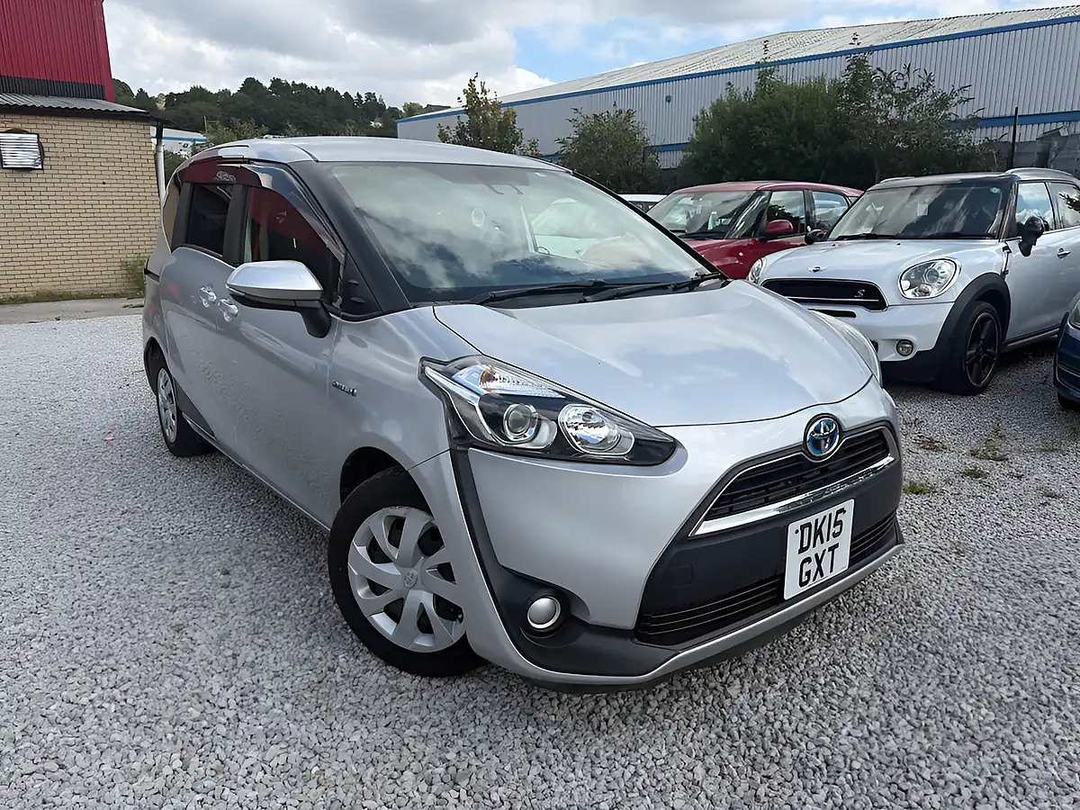 Used 2015 Toyota Sienta 7 Seater Silver - Front View
