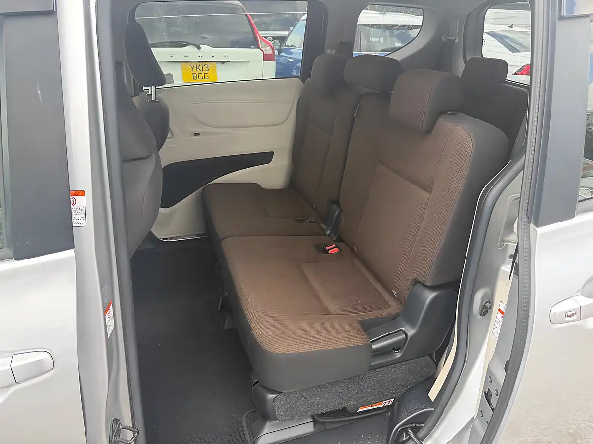 Used 2015 Toyota Sienta 7 Seater Silver - Interior and Exterior details 10
