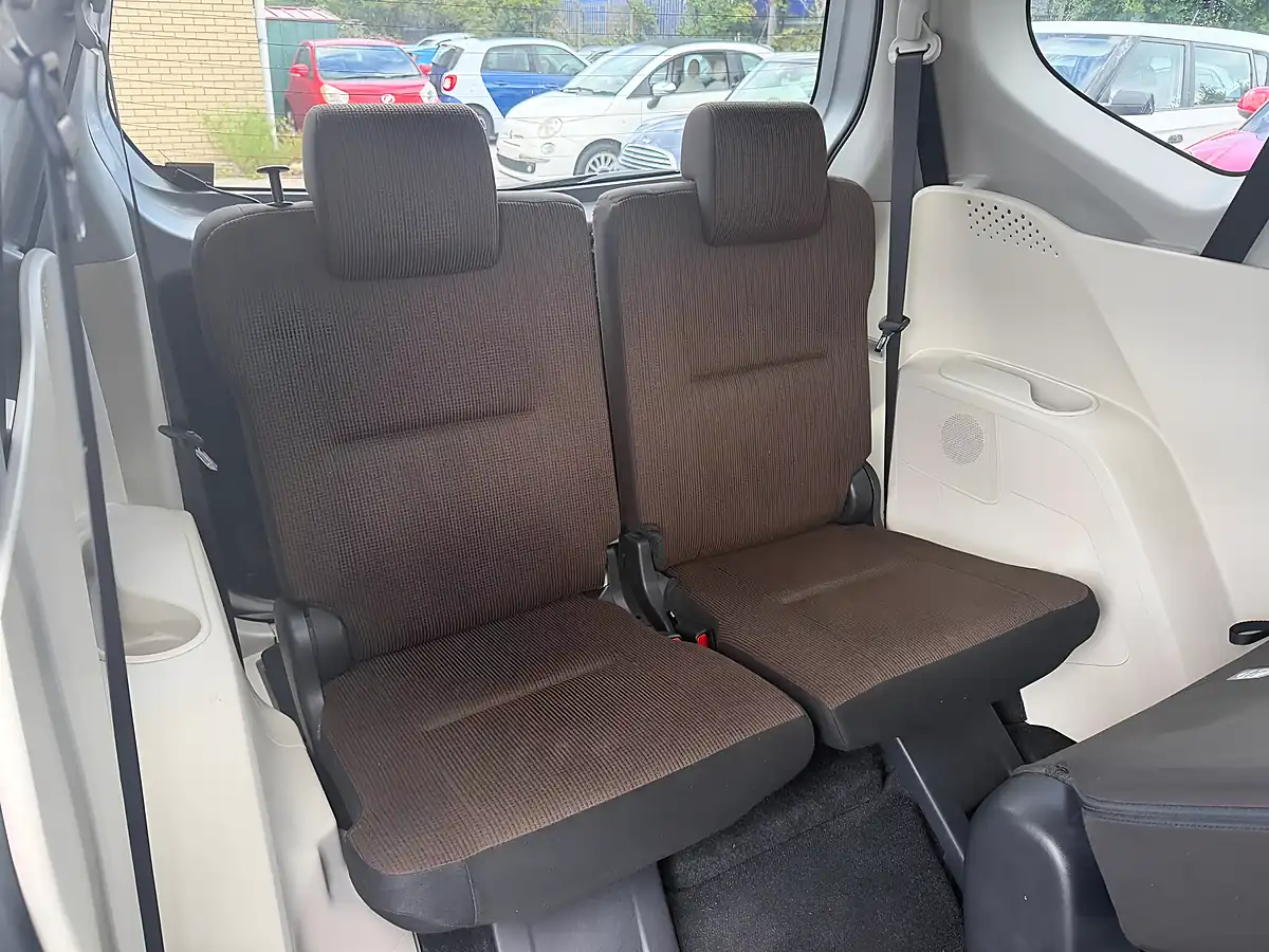Used 2015 Toyota Sienta 7 Seater Silver - Interior and Exterior details 12