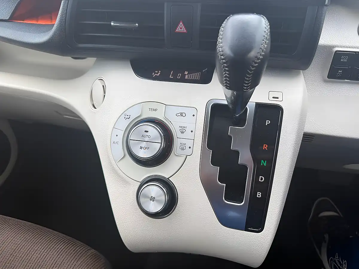 Used 2015 Toyota Sienta 7 Seater Silver - Interior and Exterior details 14