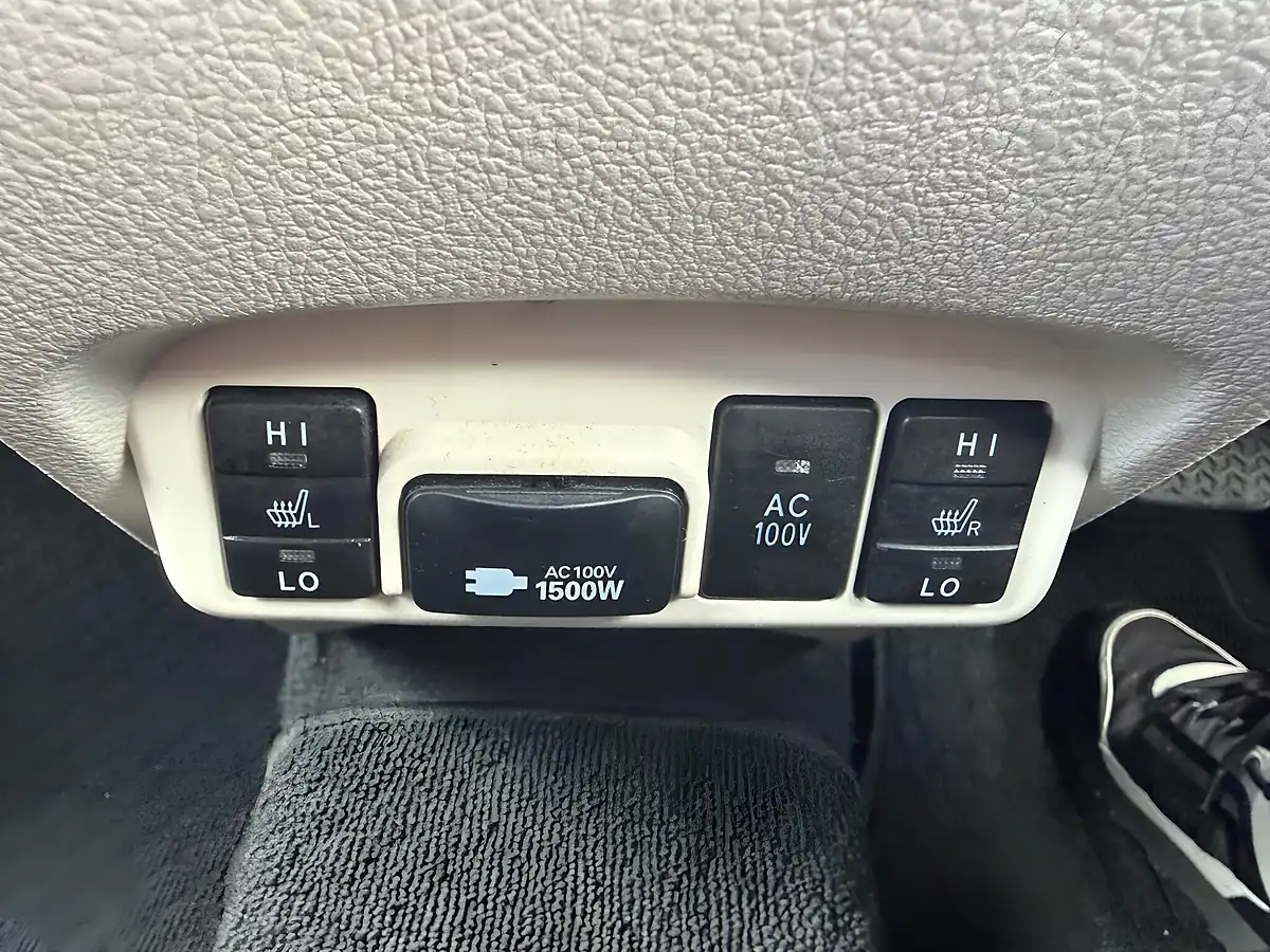 Used 2015 Toyota Sienta 7 Seater Silver - Interior and Exterior details 15