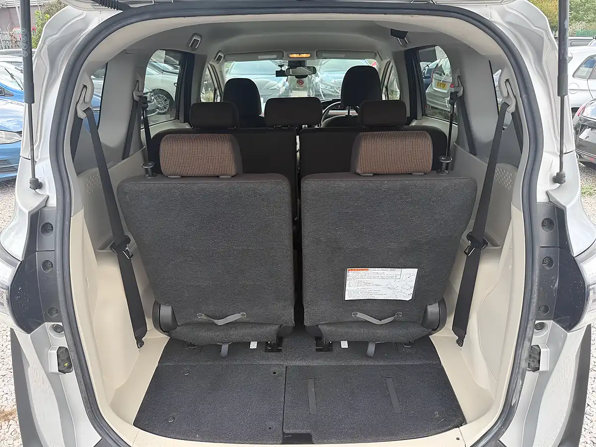 Used 2015 Toyota Sienta 7 Seater Silver - Interior and Exterior details 16