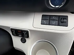 Used 2015 Toyota Sienta 7 Seater Silver - Interior and Exterior details 17