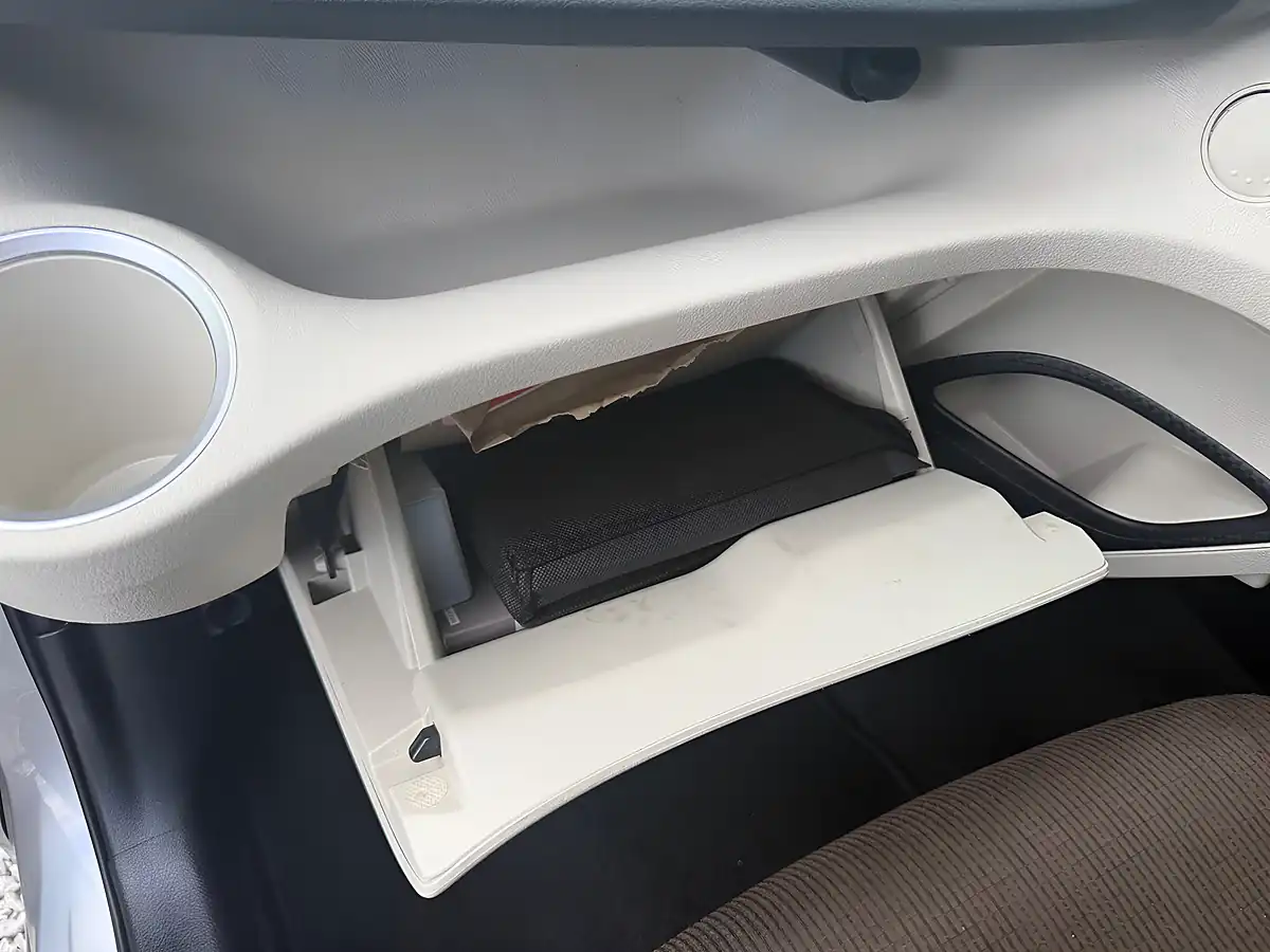 Used 2015 Toyota Sienta 7 Seater Silver - Interior and Exterior details 18