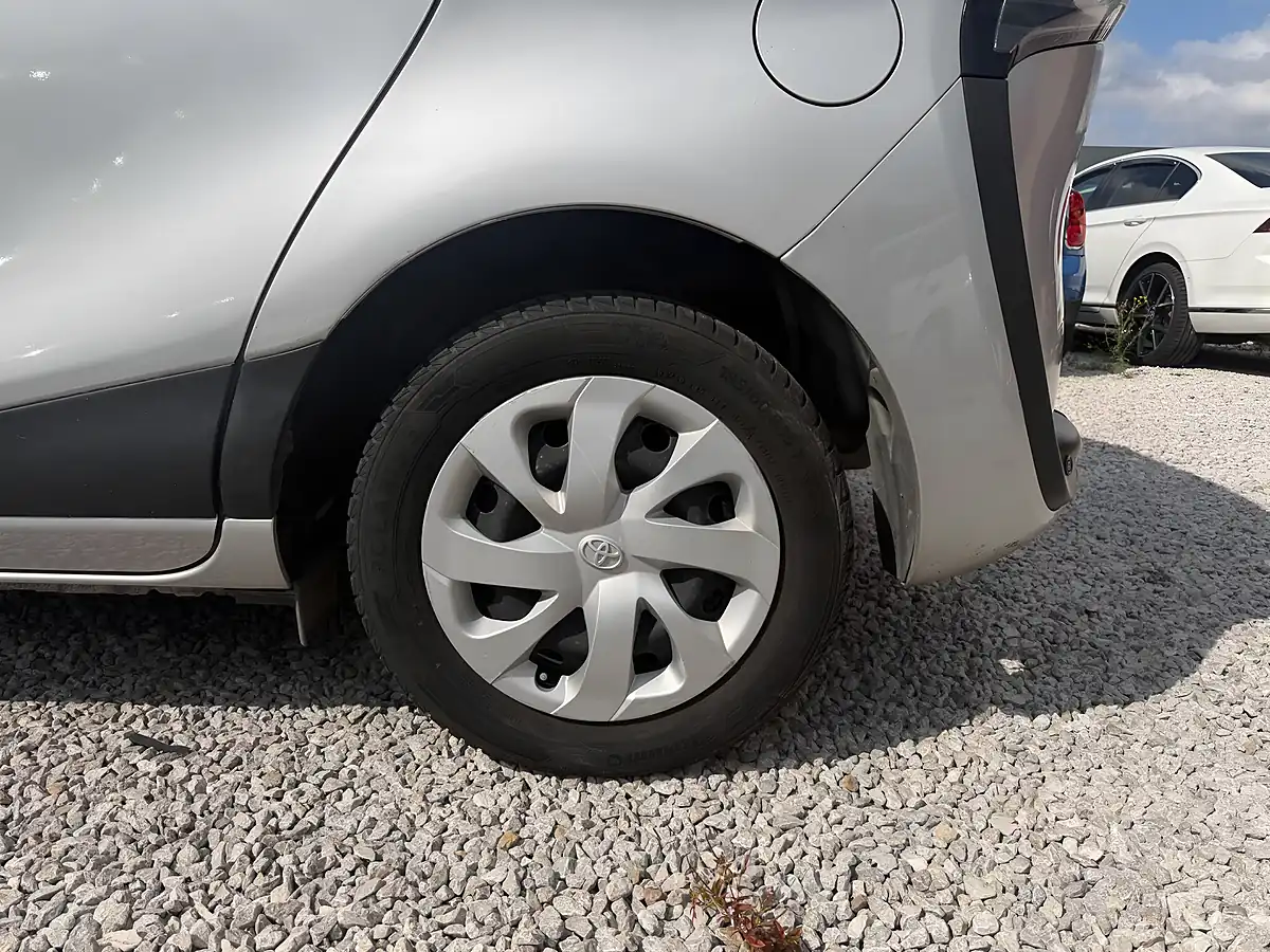 Used 2015 Toyota Sienta 7 Seater Silver - Interior and Exterior details 19