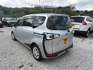 Used 2015 Toyota Sienta 7 Seater Silver - Interior and Exterior details 4