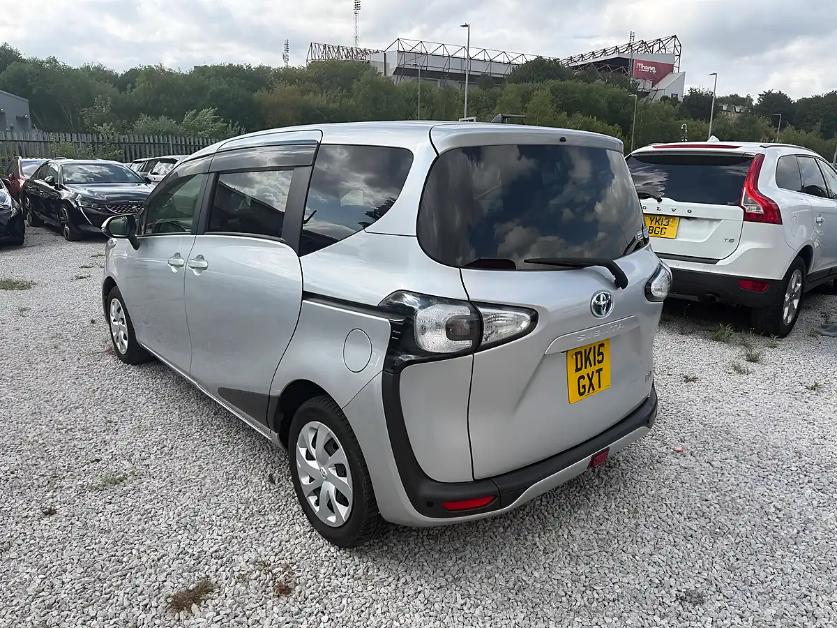 Used 2015 Toyota Sienta 7 Seater Silver - Interior and Exterior details 4