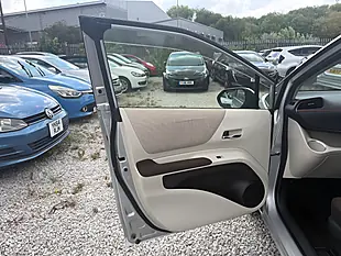 Used 2015 Toyota Sienta 7 Seater Silver - Interior and Exterior details 7