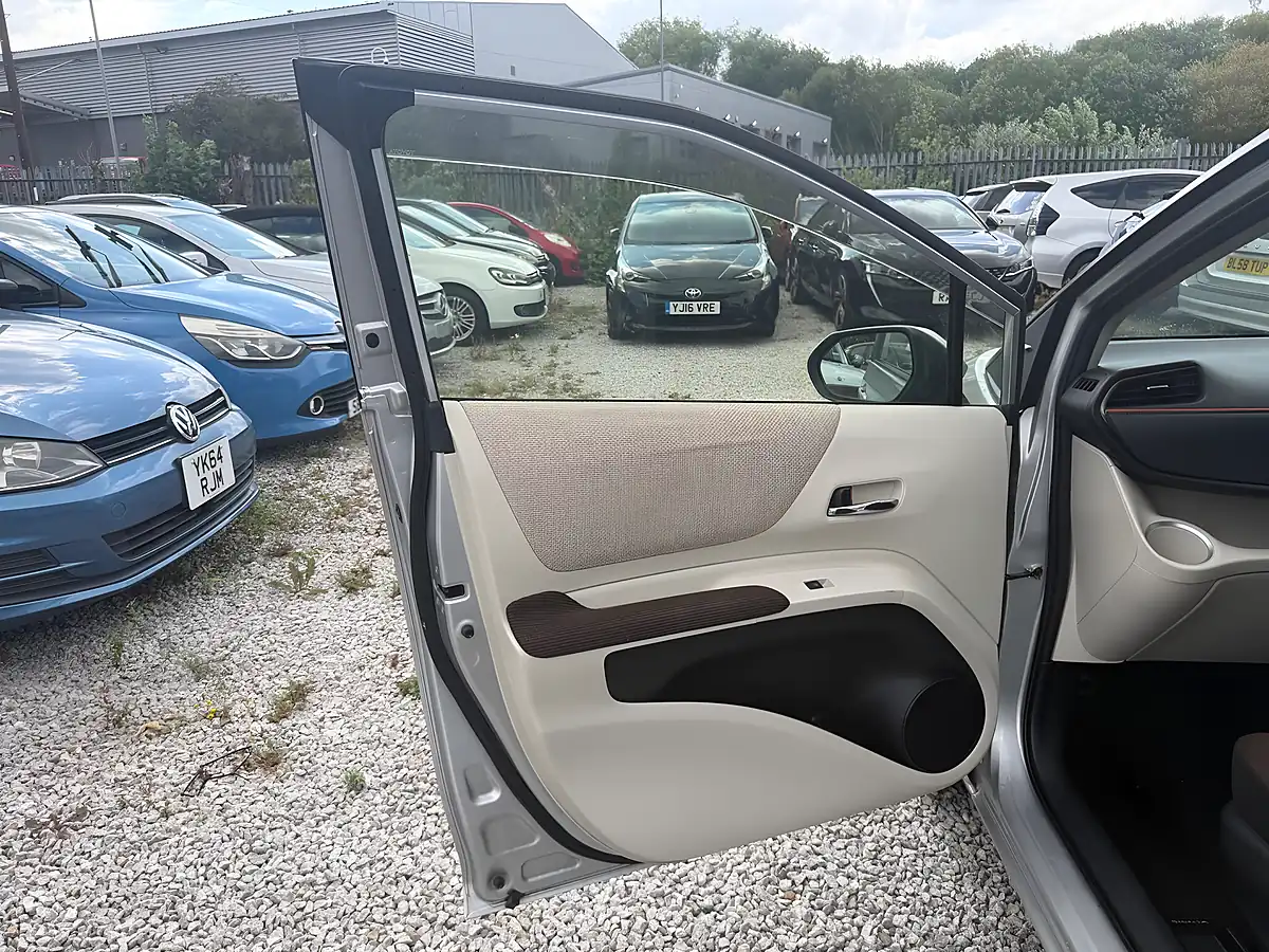 Used 2015 Toyota Sienta 7 Seater Silver - Interior and Exterior details 7