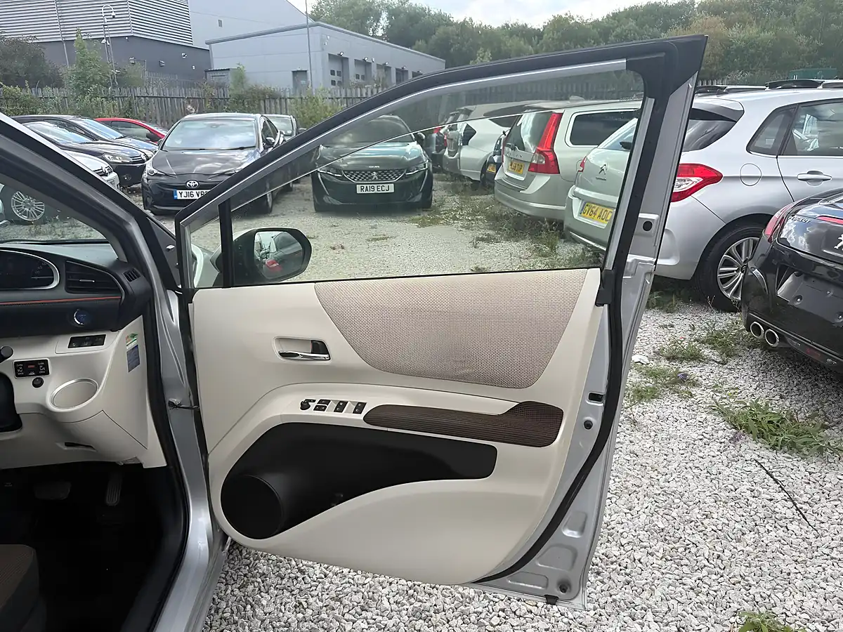 Used 2015 Toyota Sienta 7 Seater Silver - Interior and Exterior details 8