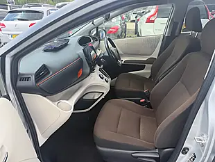 Used 2015 Toyota Sienta 7 Seater Silver - Interior and Exterior details 9
