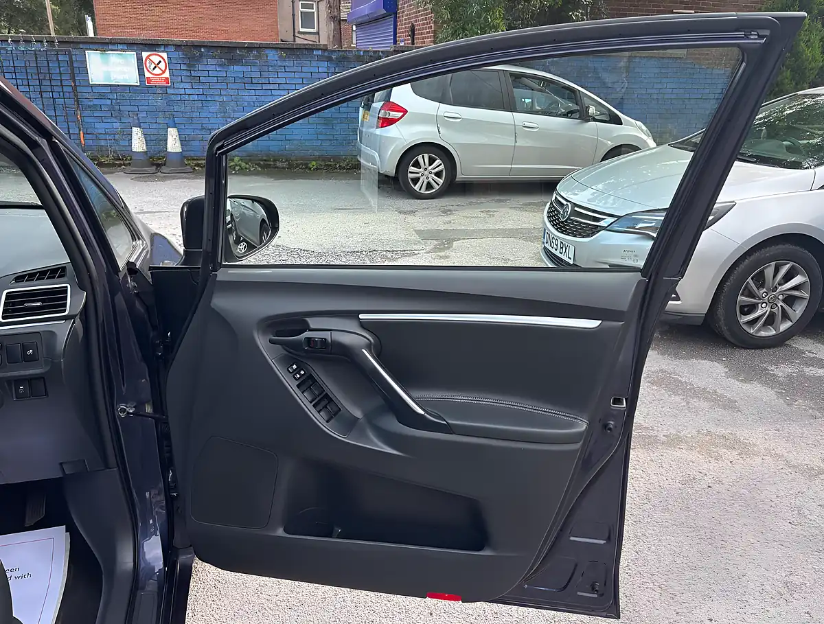 Used 2015 Toyota Verso Excel Blue - Interior and Exterior details 10