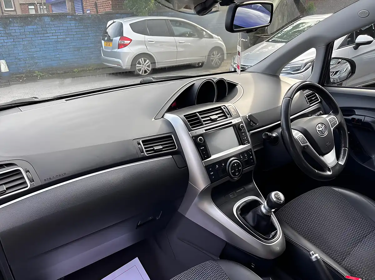 Used 2015 Toyota Verso Excel Blue - Interior and Exterior details 12