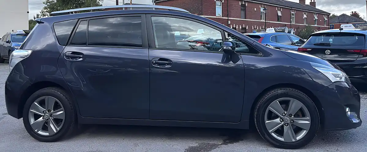 Used 2015 Toyota Verso Excel Blue - Interior and Exterior details 7