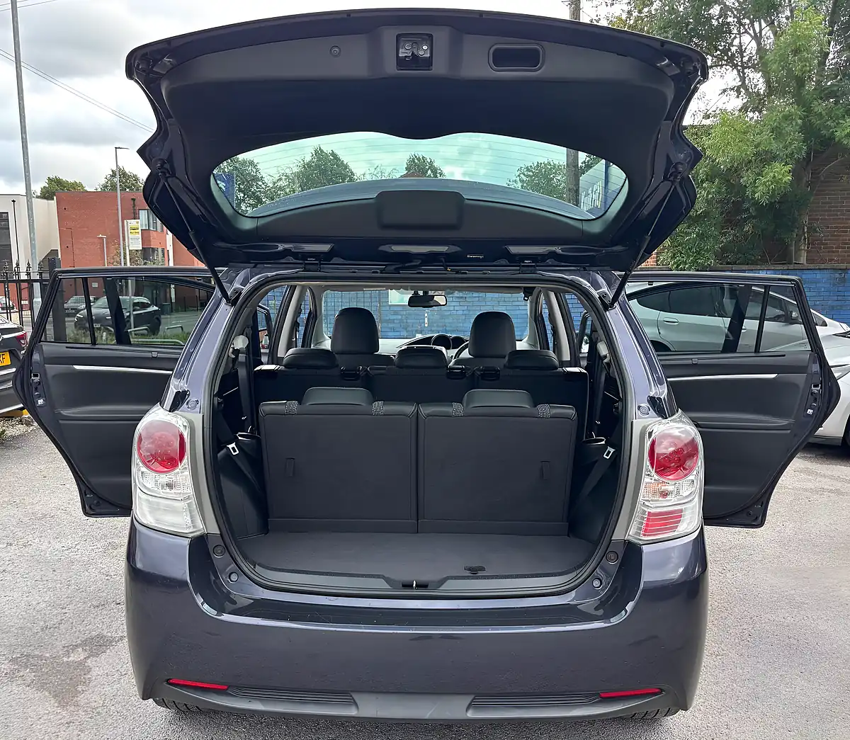 Used 2015 Toyota Verso Excel Blue - Interior and Exterior details 8