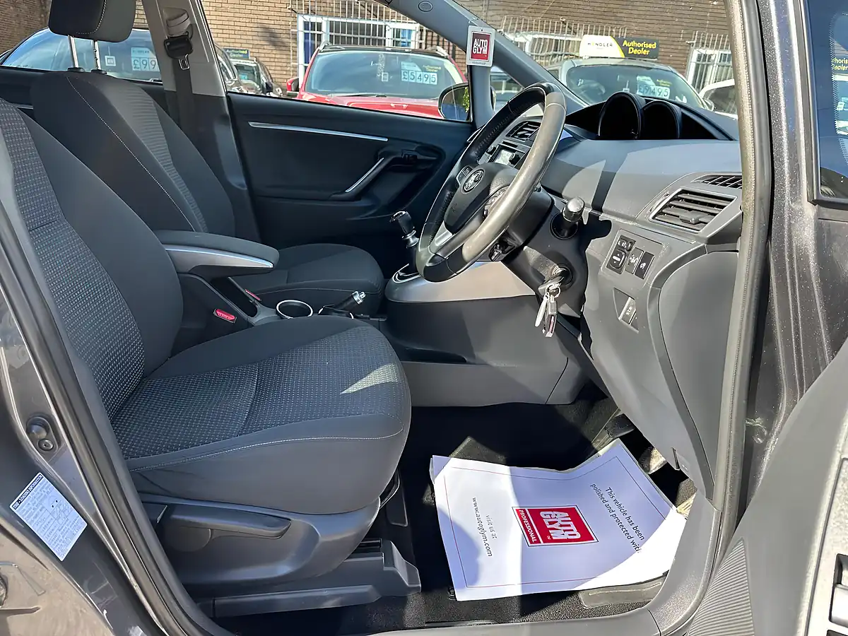 Used 2015 Toyota Verso Trend Grey - Interior and Exterior details 10