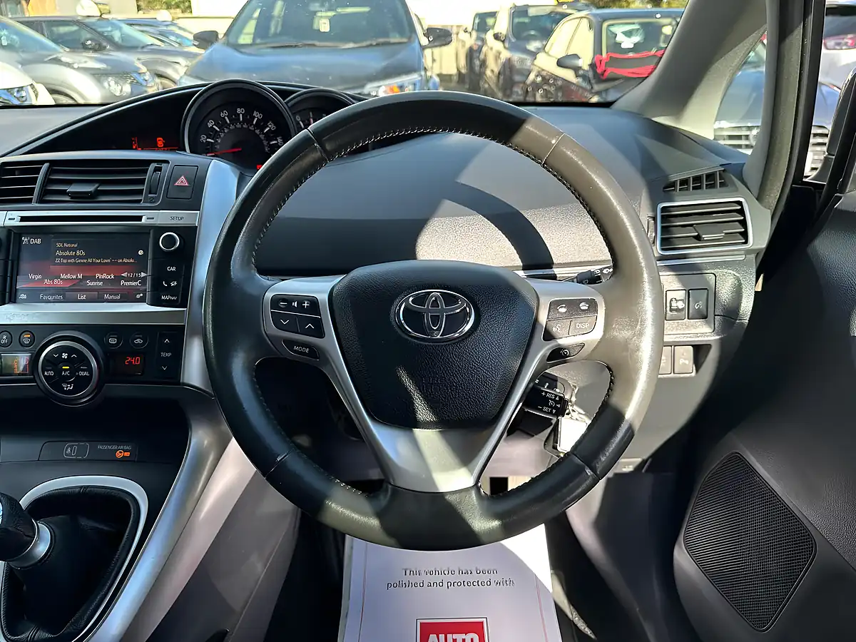 Used 2015 Toyota Verso Trend Grey - Interior and Exterior details 12