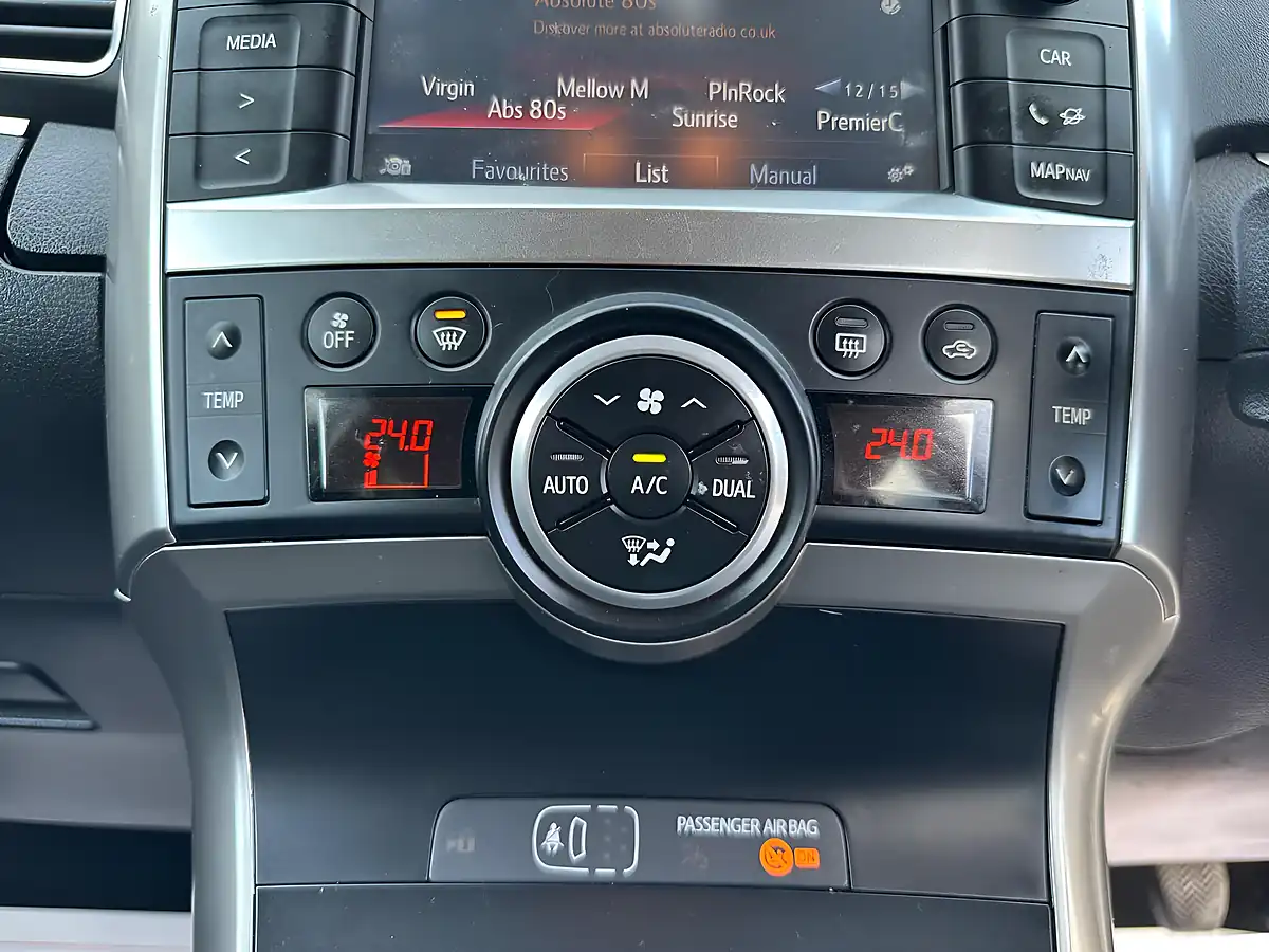 Used 2015 Toyota Verso Trend Grey - Interior and Exterior details 16