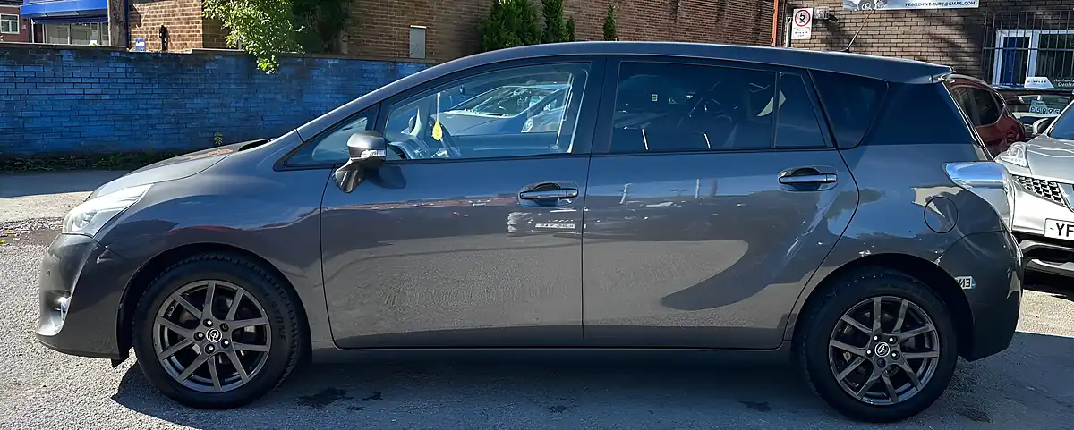 Used 2015 Toyota Verso Trend Grey - Interior and Exterior details 5