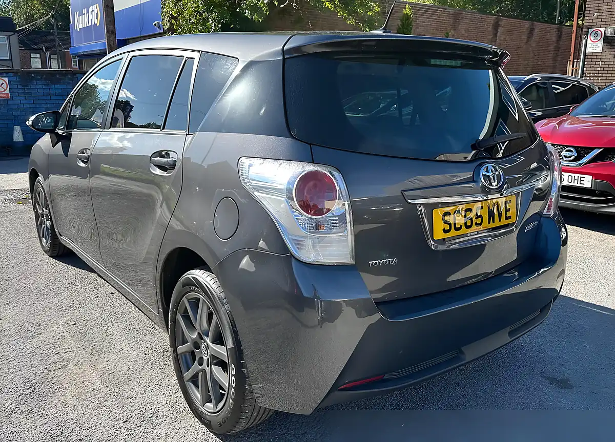 Used 2015 Toyota Verso Trend Grey - Interior and Exterior details 6