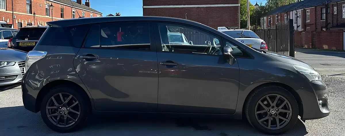 Used 2015 Toyota Verso Trend Grey - Interior and Exterior details 9