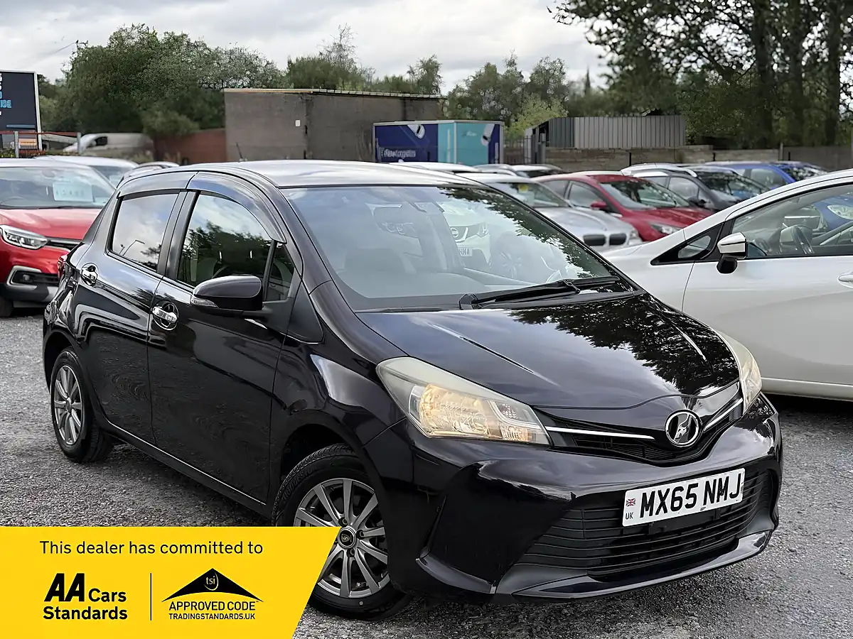 Used 2015 Toyota Vitz Purple - Front View