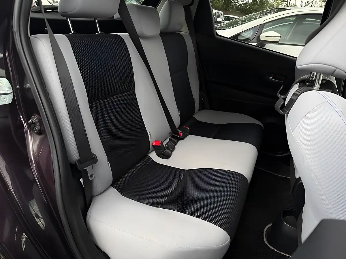 Used 2015 Toyota Vitz Purple - Interior and Exterior details 13