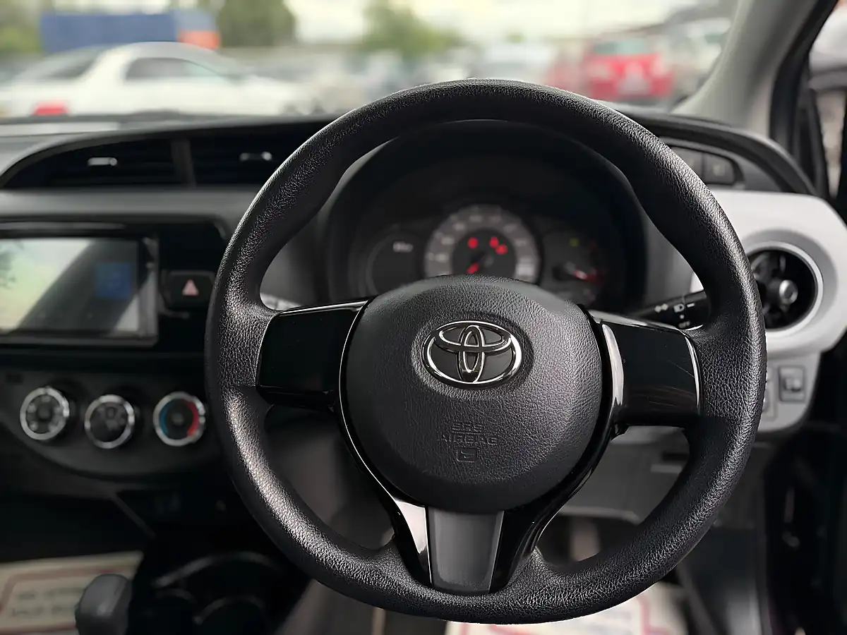 Used 2015 Toyota Vitz Purple - Interior and Exterior details 14