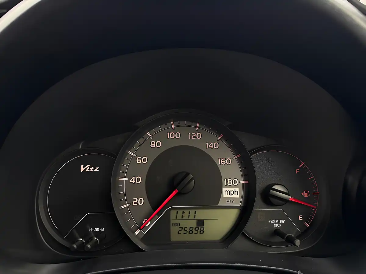 Used 2015 Toyota Vitz Purple - Interior and Exterior details 15