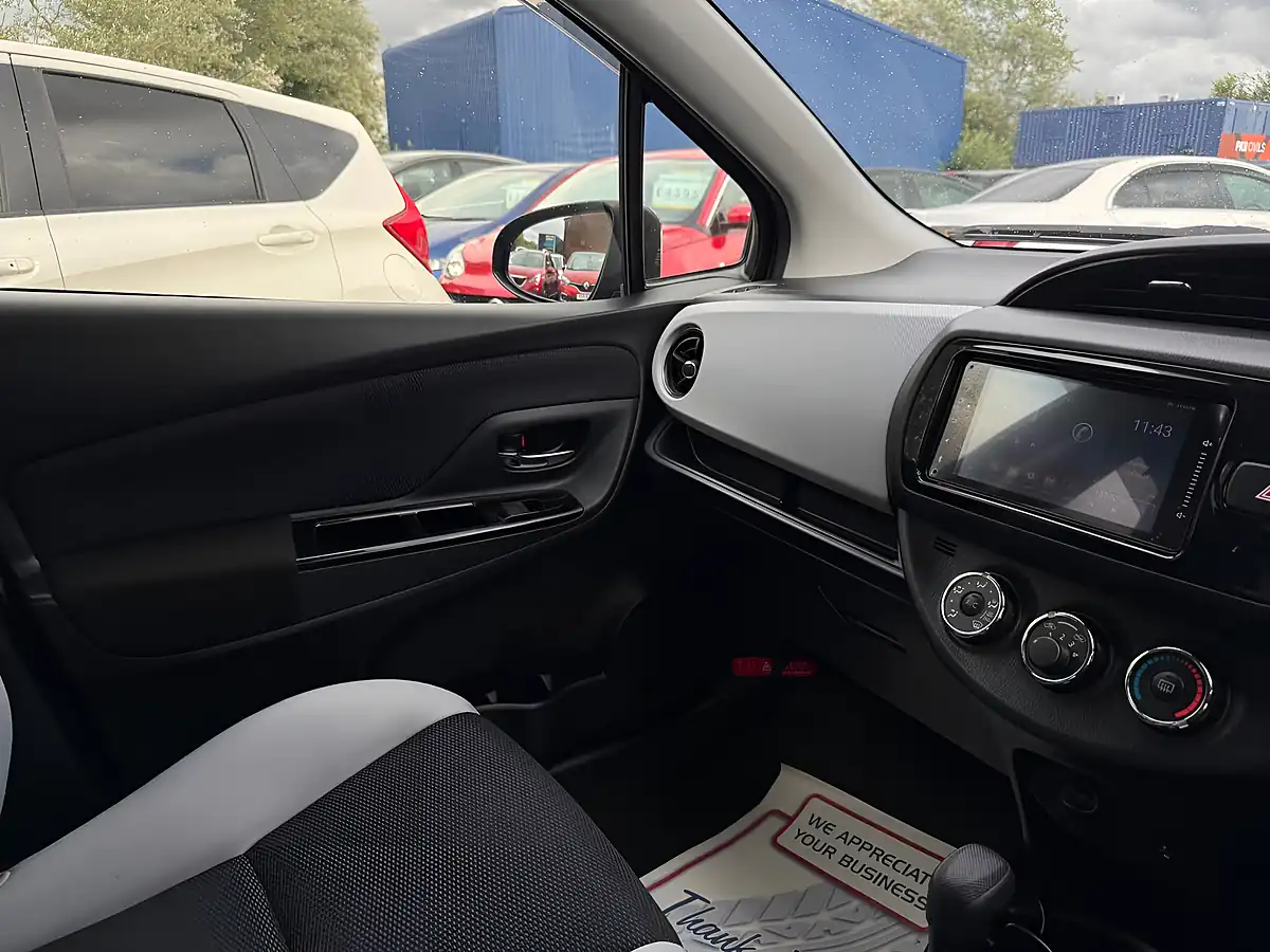 Used 2015 Toyota Vitz Purple - Interior and Exterior details 17