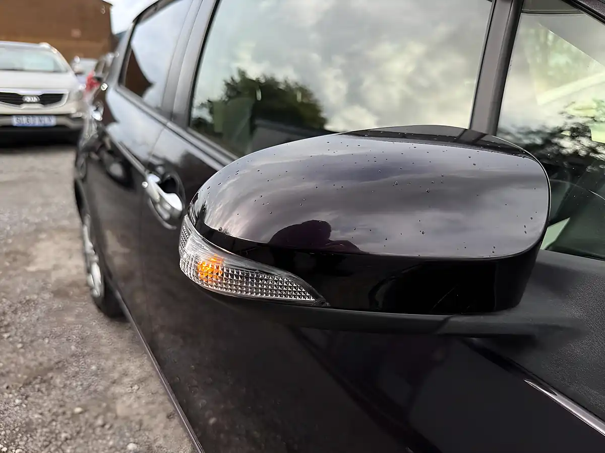 Used 2015 Toyota Vitz Purple - Interior and Exterior details 18